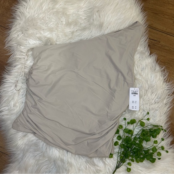 ABERCROMBIE & FITCH Soft Matte Seamless Asymmetrical Ruched Top - Picture 2 of 10